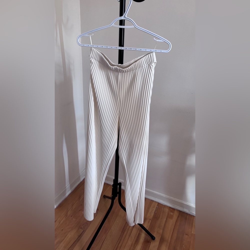 Aritzia Babaton Pleated White Skirt